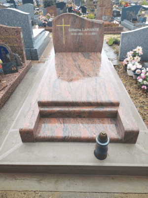 Monument Sebuah en granit en Juparana, cimetière dans les Yvelines (78)